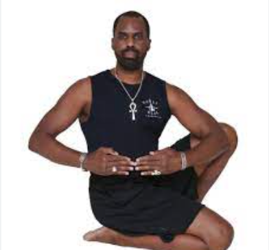 Yirser Ra Hotep, instrutor mestre de Yoga e o criador do Método YogaSkills.